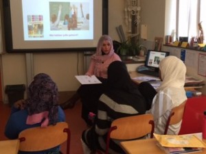 Naima geeft in het Arabisch voorlichting aan Syrische en Somalische meiden