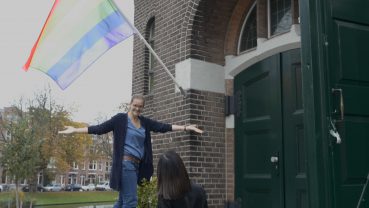 Chicks On Screen gaat naar de kerk: Leonie is getrouwd met een vrouw én predikant in opleiding