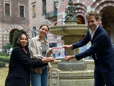 Chicks And The City overhandigt Manifest tegen Racisme aan wethouder Karremans